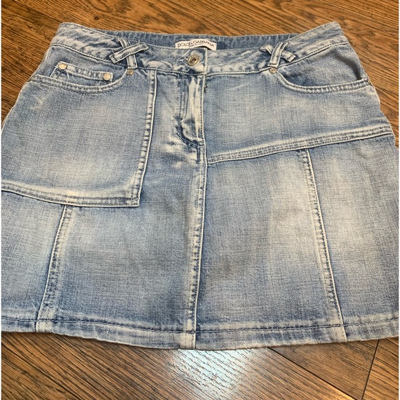 Dolce & Gabbana denim mini skirt. - Picture 2 of 3